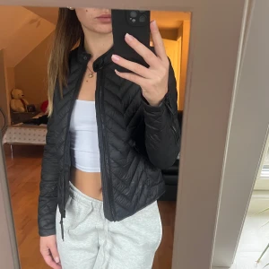 Dunjacka  - Den perfekta höstjackan!! Tyvärr är den förliten för mig o kan inte visa hur den ser ut stängd men den sitter så snyggt och sitter lite tightare i midjan så man får en snygg figur!! Från rockandblue i stl 34 och skulle nog även passa 36🤩 