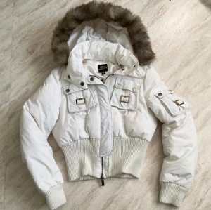 BEBE bomberjacka  - Jätte snygg jacka från 2b BEBE, storlek S men tycker den är mer som en XS🖤 skriv för mått eller mer bilder 