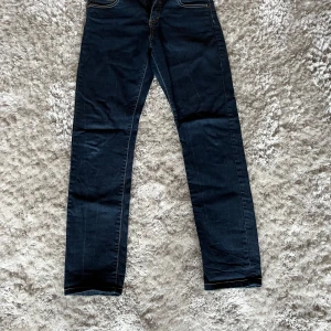 Mörkblå jeans från Hampton Republic - Säljer ett par snygga mörkblå jeans från Hampton Republic. De här jeans passar även året runt. Perfekta för både vardag och fest🤩Det är ett väldigt bra skicka och är väldigt lite använda🔥Priset går att diskutera!!!