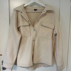 Begie kappa - Begie kappa ifrån Gina tricot i storlek s i jätte fint skick. Knappt använd, bara ett fåtal gånger.