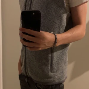 Patagonia fleece väst  - Säljer denna väst då jag inte använder den så mycket. Köpt ny i början av sommaren och använt ett fåtal gånger så den  är i topp skick. Hör av er vid frågor. Kan gå ner vid snabb affär