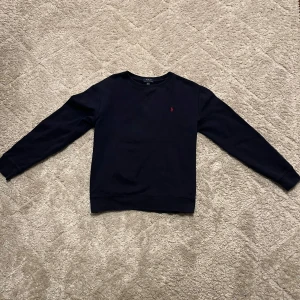 Ralph Lauren - Säljer nu denna snygga tröja från Ralph Lauren. Skick: 9/10. Pris kan diskuteras. Hör av dig vid frågor/funderingar. 