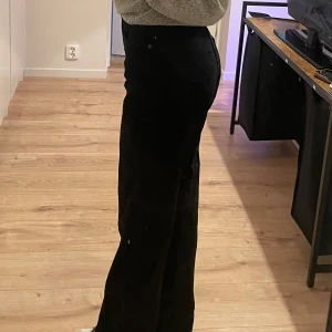 Raka jeans  - Svarta raka jeans, mycket bra skick💞