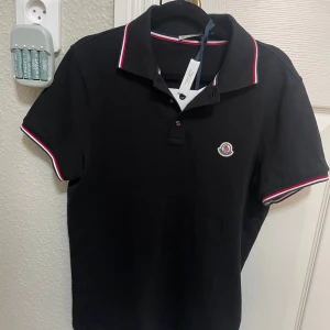 Moncler svart piké, S - Köpte den nyss inte använd tags kvar, Small storlek för small för mig 10/10 kondition 