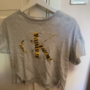 Calvin Klein tröja💕 - Säljer denna Calvin Klein tröja❣️ den är i bra skick och har mönster på framsidan💕  det står storlek 14 men skulle säga s💕