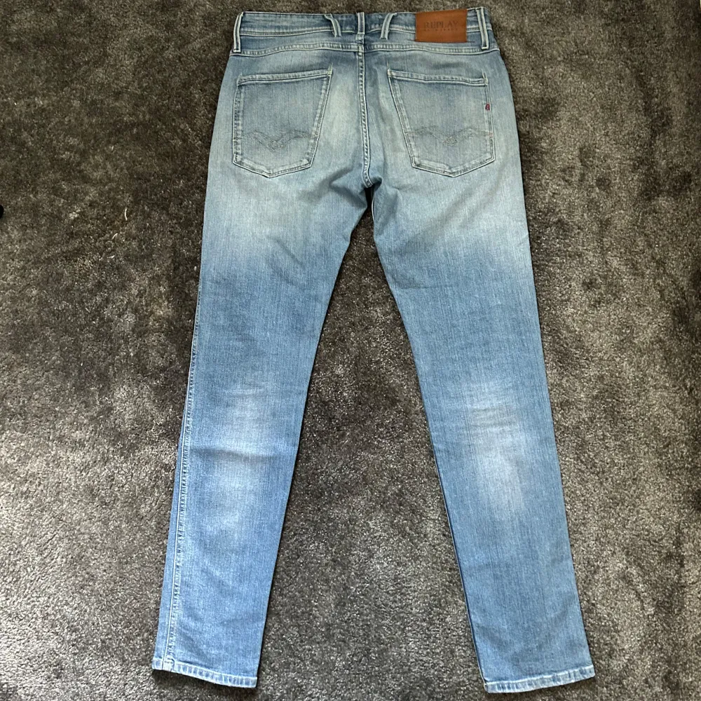 Ett par riktigt snygga replay jeans med snygga slitningar i modell anbass (slim fit) Storlek W31 L32, Helt Nya! Ny pris 1899kr. Kontakta för fler bilder eller om du har några funderingar.. Jeans & Byxor.