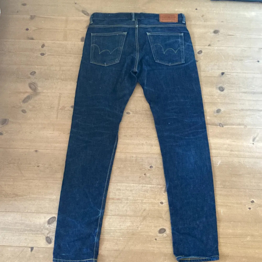 Raw denim jeans av märket Edwin. Skicket är 9/10 och byxorna har en riktigt skön wash. Tyger är selvedge och gjort i japan. Storleken är W32 L34. Passformen är straight/slim. Jeans & Byxor.