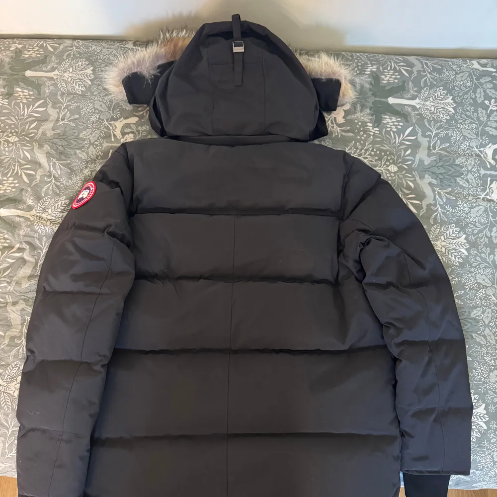 Säljer min canada goose jacka som aldrig använt på grund av den var för stor, lapparna finns med och Qr koden funkar (det är en av en) och påsen är med som ni ser på bilden. Väldigt hög kvalitet . Jackor.