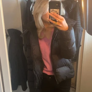 Calvin Klein jacka  - Super skön vinter jacka i svart från Calvin Klein den är i strl M/L men passar S  Stor luva💗