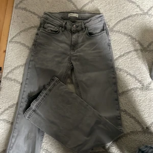 Low Waits jeans  - Säljer dessa lågmidjade jeans från Gina tricot i storlek 34 då dom är lite för små för mig! Sitter jätte fint och bra i längden!❤️‍🔥 (priset kan diskuteras)