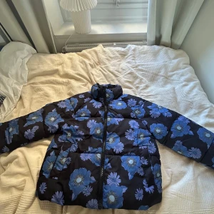 Super fin jacka från monki, perfekt till höst och vinter , ny skick och den har inga defekter💕jag köpte den för 2 år sedan men den är helt ren och har inga hål, säljer den då den inte kommer till användning💕 - Bra skick, inga defekter, ren💕