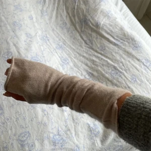 Handledsvärmar kashmir  - Såå fina handsledavärmare i 100% kashmir från Lisa yang💘💘 helt perfekta nu itll hösten och så fina till en outfit 