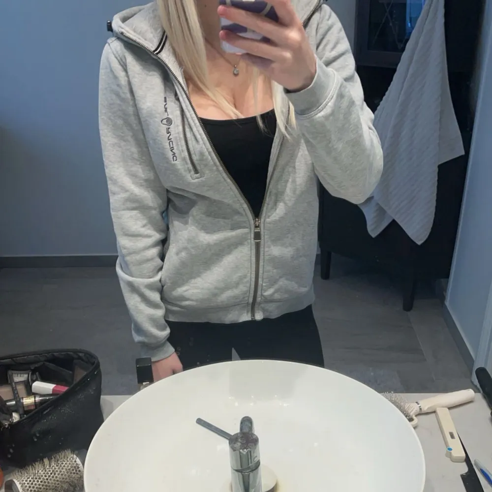 En zip-hoodie från sail racing, säljer då jag inte använder längre 💕 har några defekter så som fläckar och att dragkjedjan är lite missfärgad men inget som man tänker på 💗. Hoodies.