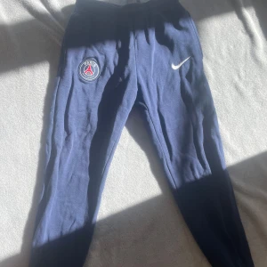 Nike byxor  - Nike byxor i 128-137 säljer för att den har blivit för liten 