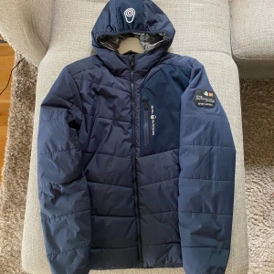Sail Racing Jacka  - Najs Sail Racing jacka till vintern eller hösten. Nypris är väl typ 3500kr. Den har hängt ett bra tag i garderoben så vill sälja den nu! Riktigt bra skick faktiskt inga skador alls. Dm för intresse eller frågor!👍