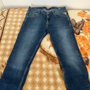 Replay Jeans - Hej säljer mina replay byxor som jag inte använder mer, inga skador eller nåt, dem är i väldigt bra skick. Dem är använd i 2 månader ungefär bara.