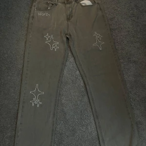 Broken Planet Jeans - Hej, säljer dessa Broken Planet jeans. Ny pris är ca 1200kr (säljs inte längre). De är knappt använda och är i nyskick! 
