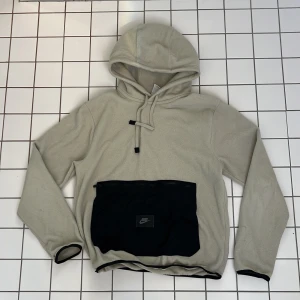 Skön Nike Fleece-hoodie - En skön fleece-hoodie från nike, perfekt för lite kallare dagar! Bra skick och inga defekter.