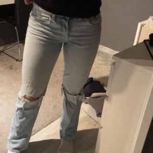Lågmidjade jeans från Zara - As snygga lågmidjade jeans från zara i modellen straight. Använda 2 ggr då dem är för små för mig, nyttskick. Skulle säga att dem är små i storleken alltså M-S. Priset kan diskuteras🥰