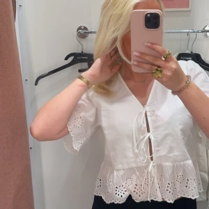  Gina tricot topp -  säljer denna super fina Gina Tricot, topp i nyskick pris kan diskuteras 🌸🩷