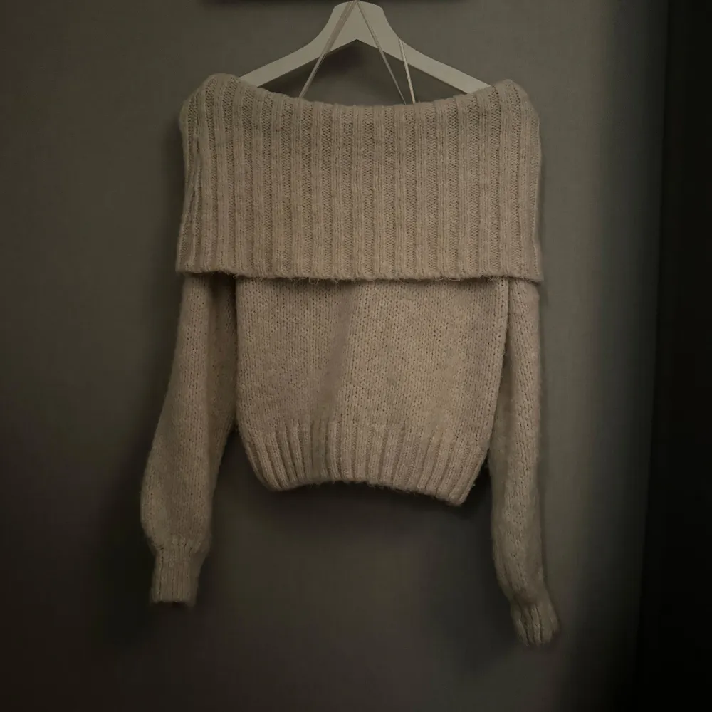 Ljusbeige stickad tröja med bara axlar från Gina Tricot i storlek S.  Hör av er för mer bilder eller information💗. Stickat.