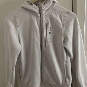 Sailracing kofta  - Sailracing kofta i bra skick färgen har förstörts lite men annars är den väldigt bra den är i storlek S. 