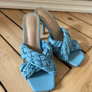 Blå klackskor - Blåa flätade klackskor. Köpta pä asos.