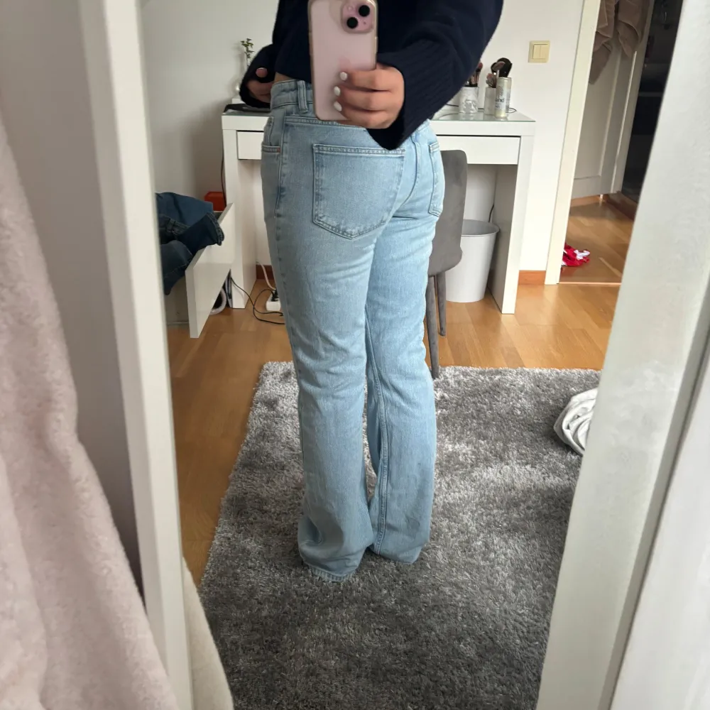 Jätte fina ljusblå bootcut jeans från Gina tricot som är i jätte bra skick nästan aldrig använda! Säljer pga förstora för mig❣️stl 38.. Jeans & Byxor.