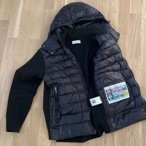 Monclar cardigan  - Monclar cardigan svart nsf kod fungerar  Bra skick inte nopprig på ärmarna eller ryggen  2500kr vid snabbt köp  Pris kan diskuteras 