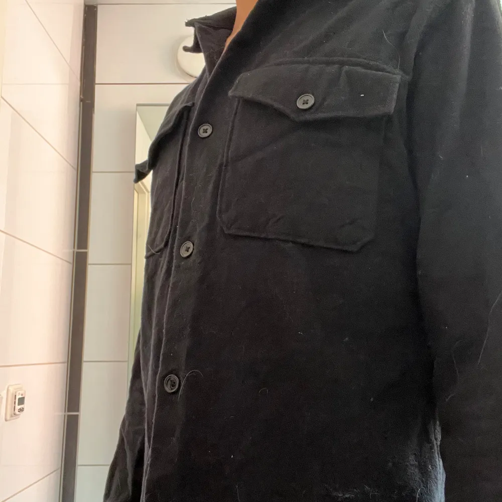 mycket snygg overshirt som jag säljer behövs tvätts bara den är den som helt ny darför är priset lågt!! . Jackor.