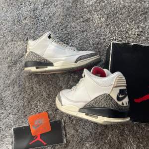 Jordan 3 White Cement i storlek 39. Använda men är fortfarande i mycket bra skick. Allt medföljer och kvitto finns. Priset går att diskutera👍