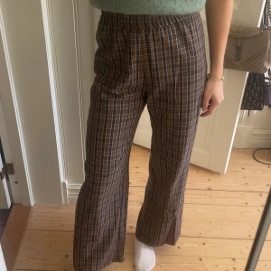 Byxor från subdued - Bruna rutiga byxor från Subdued. Köpta i butik i Paris. Storlek XS men passar också S eftersom det är resor i midjan. (Jag är 170 lång) Använda några gånger men ser ut som nya. Perfekta till hösten🤩