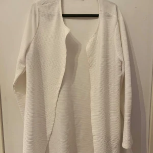 Vit lång blus - Lång vit blus med bra kvalité och nästa inte genomskinlig alls