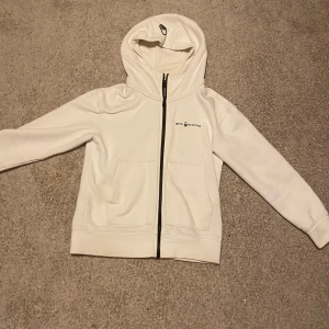 Vit sail racing hoodie - Bra skick använd 3-4 gånger och säljer pga att den e för liten. Hoodien är storlek 160 fast passar också 150