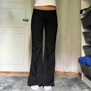 Kostymbyxor  - Kostymbyxor med pressveck, utsvängda ben och låg midja. Midjemått 38cm innerbenslängd 85cm. Jag är 175cm för referens. Super bra skick. Vintage h&m