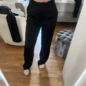 Silkes byxor  - Silkesbyxor från Na-kd som är lite för långa på mig som är 160cm.