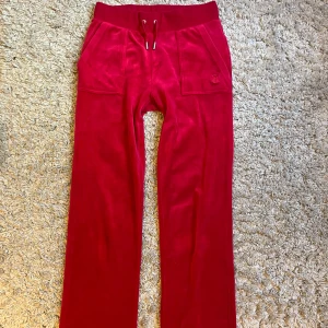 Juicy couture byxor - Dom är lite noppriga längst upp som man kan se på bild 3 annars inga defekter💗 Köpta nya i butik, original pris är 1100kr💕Pris är ej hugget i sten.