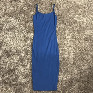 Klänning  - Säljer en blå fin lång tight klänning i nyskick💕💕 säljer pga att den inte kom till användning, pris kan diskuteras 🥰🙏klänningen passar S/XS 