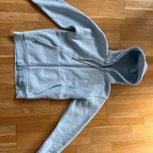 Ralph lauren tröja zip - Tjena! Säljer nu denna fina nyskick zip tröja säljer den för billigt eftersom den både inte kommer till användning och för att tagen på insidan gått av. Nypris är 1800kr säljer den för 350 pris går att diskutera