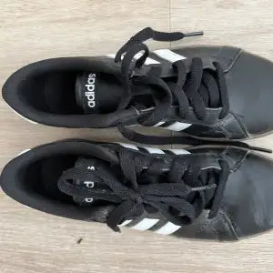 Knappt använda adidas skor, storlek 35