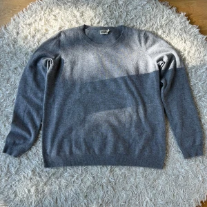 100% Kashmir Tröja - Säljer min assköna tröja i 100% kashmir från svenska märket twist & tango! Varm, trendig och perfekt nu till hösten. Den är i storlek L och passar som en L. Tveka inte på att höra av er med frågor eller om ni vill ha fler bilder.
