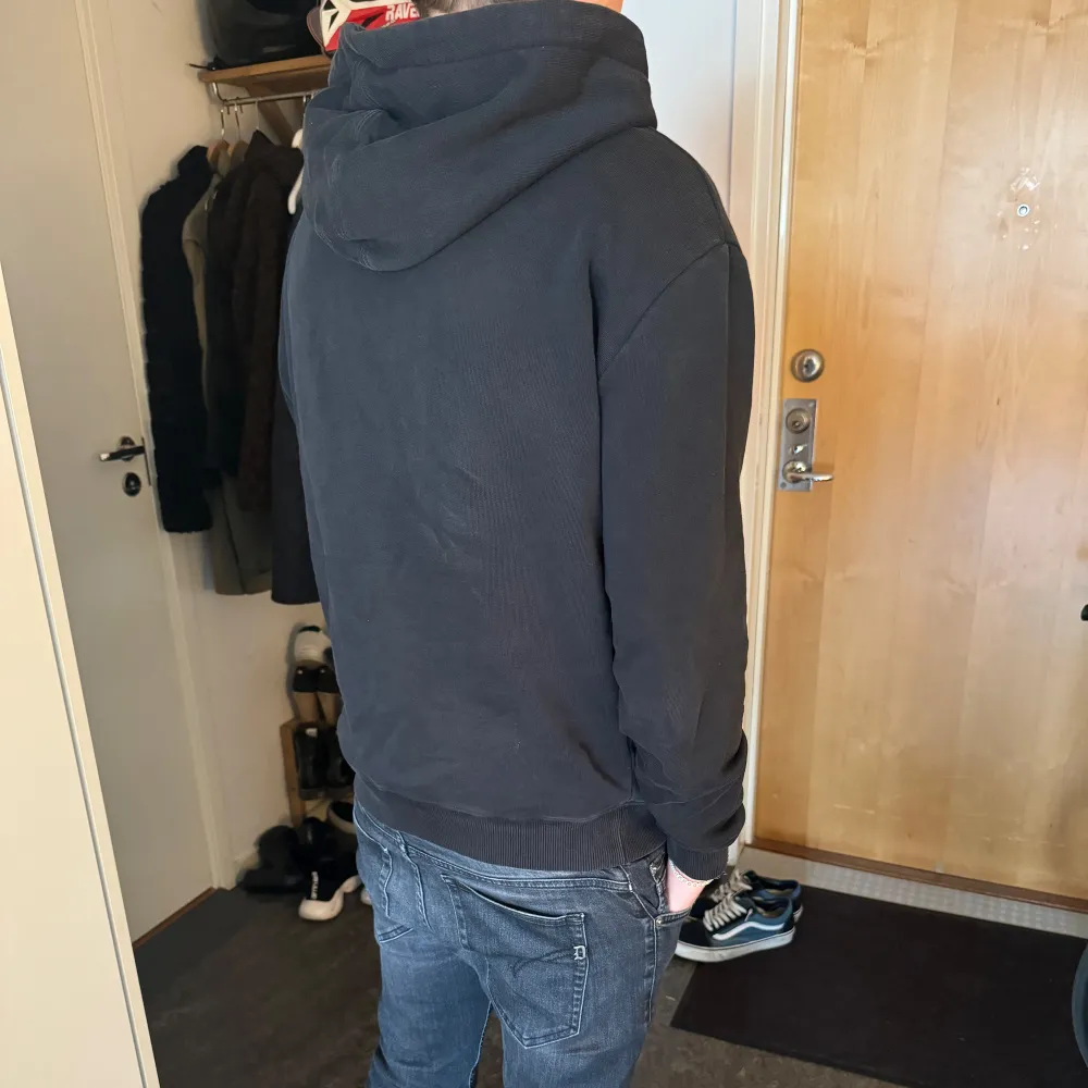 Fet svart YSL hoodie i storlek Small (passar M), Modellen är 176cm, 66kg🙌 Köpt på StoreEnda så självklart äkta! Pris: 1699. Hoodies.