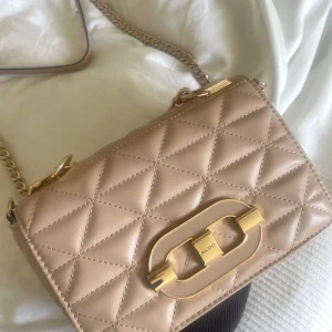 Handväska - Superfin märkesväska från ALDO🤍 Älskar men har ej kommit till användning och dä av är den i mycket bra skick! Har både axelrem och en kortare handkedja😍 (Litet märke på innertyget som visas på sista bilden) Pris kan diskuteras vid snabb affär!