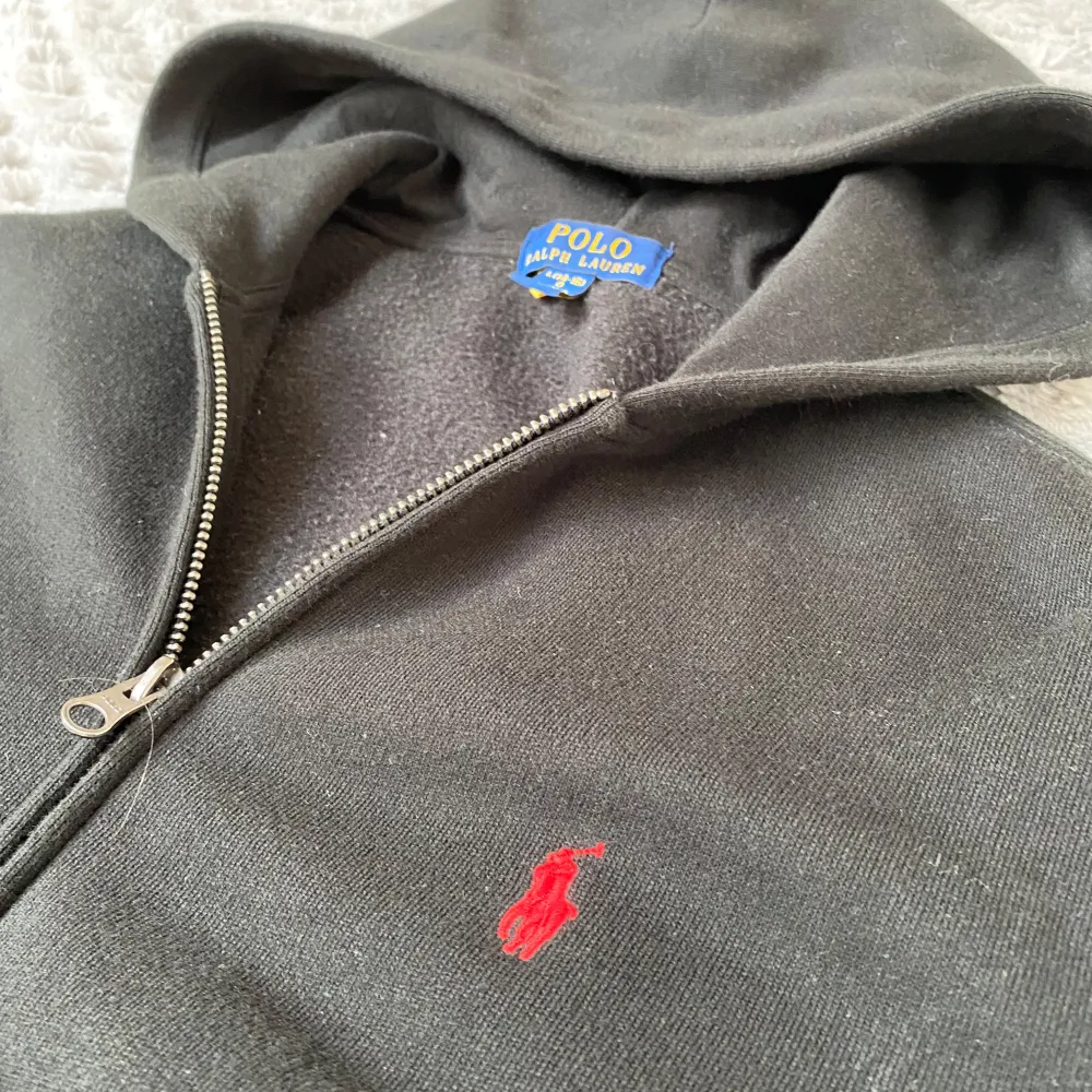 Säljer nu denna sjukt feta polo zip hoddie i storlek 14-16 men passar xs. Skick 9/10 mitt pris är endast 449kr . Hoodies.