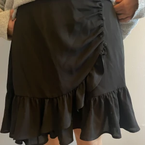 Gina kjol  - Svart volangkjol! Så fin! Knappt använd 🖤🖤🖤