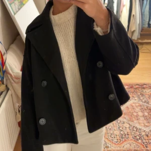 stradivarius svart kappa - Svart kappa från stradivarius, köptes i april detta året men aldrig riktigt kommit till användning. Kommer tvätta innan kappan postas. 💕