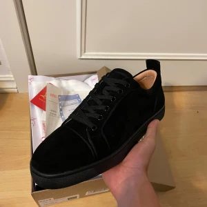 Skor - Säljer dessa Christian Louboutin skor. De är helt nya och alla tillbehör medföljer. Den finns i storlek 41, 42 och 43. Tillbehören inkluderar pase, kvitto, certifications kort. Priset kan diskuteras vid snabb affär!
