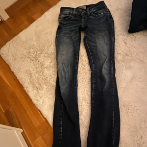 Ltb jeans - Säljer dessa mörkblåa ltb jeansen i storlek w24/L36 Då dem ej passar mig i midjan Passar perfekt i längden (jag är ca 170cm) brukar ha storlek XSS/Xs/32/34 i jeans