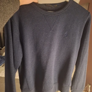 Blå ralph lauren tröja - Säljer denna stickade ralph lauren tröjan I size M men passar xs. Fråga vid funderingar.