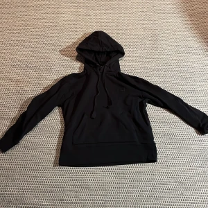 Acne studios hoodie  - Tröjan är andvänd men i ganska bra skick. Den är storlek xxs 160/80A. Pris kan diskuteras